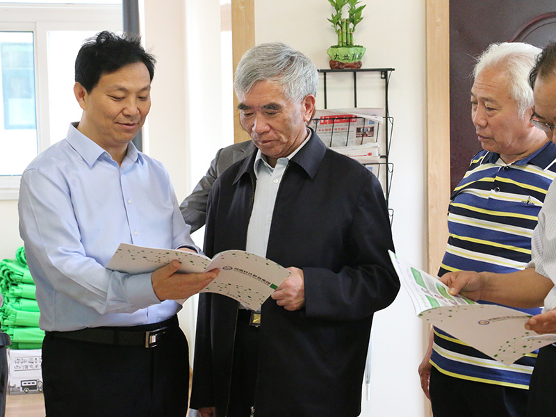 5月25日，北京大學(xué)原副校長(cháng)林鈞敬等一行來(lái)到鶴壁科達學(xué)校指導工作