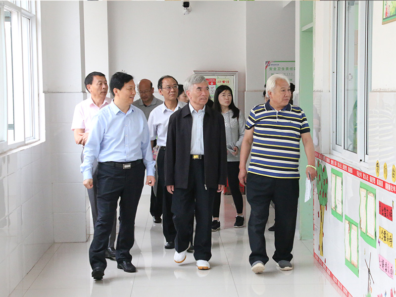 5月25日，北京大學(xué)原副校長(cháng)林鈞敬等一行來(lái)到鶴壁科達學(xué)校指導工作