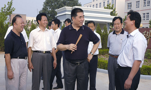 2016原河南省副省長(cháng)、現河南省民辦教育協(xié)會(huì )會(huì )長(cháng)賈連朝（右一）與出席省四屆三次代表大會(huì )的科達代表在一起。