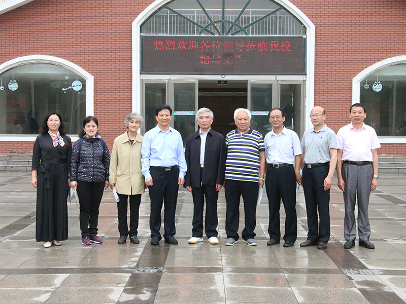 5月25日，北京大學(xué)原副校長(cháng)林鈞敬等一行來(lái)到鶴壁科達學(xué)校指導工作